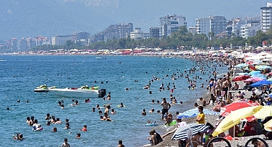 Antalya'da serinlemek isteyenler sahillerde yoğunluk oluşturdu