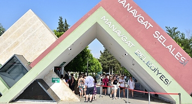 Antalya'da sıcaktan bunalanlar Manavgat Şelalesi'nde serinliyor