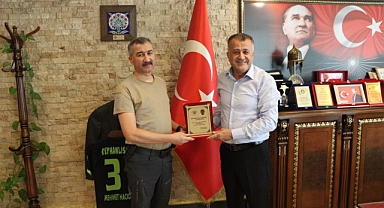 BAŞKAN HACIOĞLU’NDAN EFSANE MÜDÜRE PLAKET