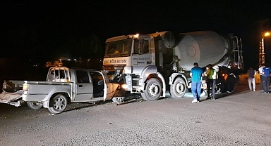 Beton mikseri ile pikabın çarpıştığı kazada 7 kişi yaralandı