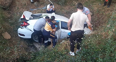 Burdur'da şarampole devrilen otomobildeki 4 kişi yaralandı