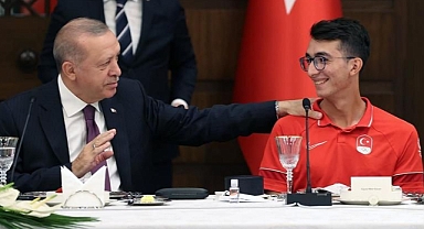Cumhurbaşkanı Erdoğan, dünya şampiyonu Mete Gazoz'u tebrik etti