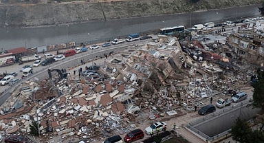 DEPREM BÖLGESİNDE ENKAZLAR YERİNİ BÜYÜK BOŞLUKLARA BIRAKTI