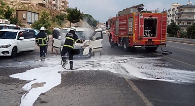 Hatay'da hafif ticari aracın motor kısmı yandı