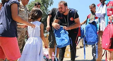 Hatay'daki depremzedelere kıyafet, kırtasiye ve hijyen kolisi desteği