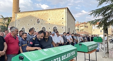 Isparta'da av tüfeğiyle öldürülen 4 kişinin cenazesi defnedildi