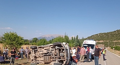 Isparta'da minibüsle tarım aracının çarpıştığı kazada 1 kişi öldü, 13 kişi yaralandı