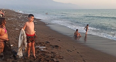 SAMANDAĞ SAHİLİ PİSLİK SAÇIYOR