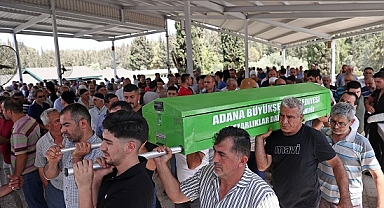 Trafik kazasında hayatını kaybeden 3 kişinin cenazesi toprağa verildi