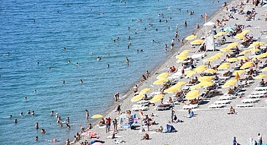 Antalya'da sahillerde hareketlilik sürdü