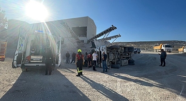 Devrilen tırın sürücüsü yaralandı