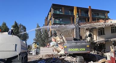 Hatay'da ağır hasarlı 6 bina kontrollü yıkıldı