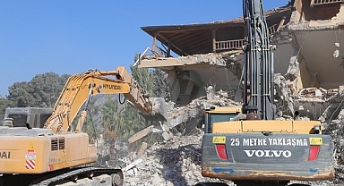 Hatay'da ağır hasarlı 8 bina kontrollü yıkıldı