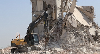 Hatay'da ağır hasarlı 9 bina kontrollü yıkıldı