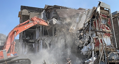 Hatay'da ağır hasarlı binaların kontrollü yıkımı devam ediyor