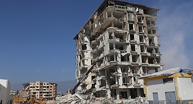 Hatay'da ağır hasarlı binaların kontrollü yıkımı sürüyor