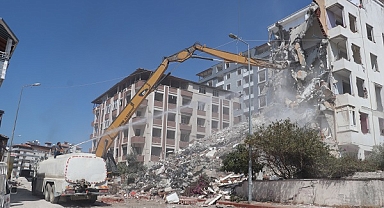 Hatay'da ağır hasarlı binaların kontrollü yıkımı sürüyor