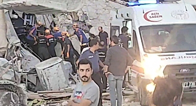 HATAY’DA BİNA KEPÇENİN ÜZERİNE YIKILDI: 1 ÖLÜ, 3 KAYIP