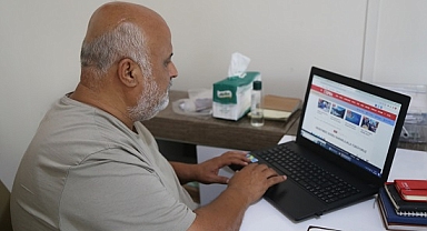 Hataylı depremzede gazeteciler prefabrik ofislerde çalışıyor