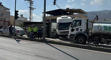 KAMYON DEVRİLDİ, DEMİR PARÇALARI YOLA SAVRULDU