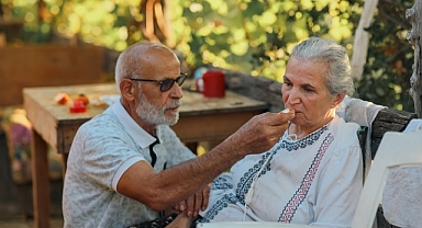 Köye yerleşip Alzheimer hastası eşine hayatını adadı