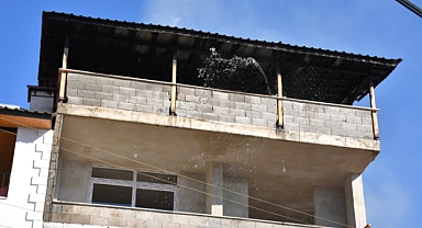 Metruk evden yandaki eve sıçrayan yangın söndürüldü