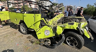 Safari aracı ile otomobilin çarpıştığı kazada 2 turist öldü, 17 kişi yaralandı
