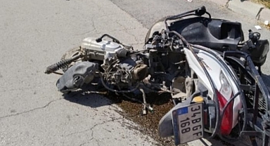 Taksiyle çarpışan motosikletteki kurye ağır yaralandı