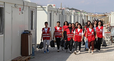 Türk Kızılay Pazarcık'ta depremzede çocuklara kırtasiye seti dağıttı