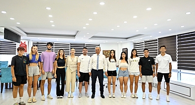 Üniversiteyi kazanan gençler, Başkan Uysal'ı ziyaret etti