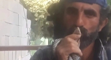 YAKALADIĞI YILANI ÖPÜP DOĞAYA SALDI