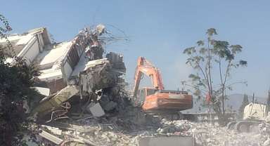 Ağır Hasarlı 3 Bina Kontrollü Yıkıldı