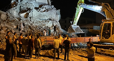 Ağır Hasarlı Bina İş Makinesinin Üzerine Devrildi