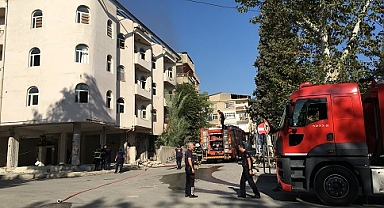 Ağır hasarlı binada çıkan yangın söndürüldü