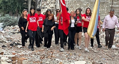 Cumhuriyet Bayramını Yıkılan Okullarında Kutladılar