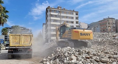 DEPREMZEDELER GECE AYRI GÜNDÜZ AYRI SORUN YAŞIYOR