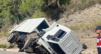 Devrilen çöp kamyonundaki 1 işçi öldü, 2 kişi yaralandı