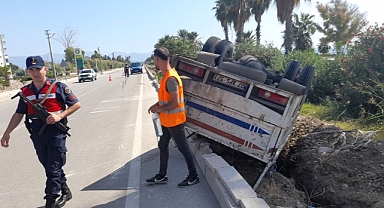 Devrilen kamyonetin sürücüsü yaralandı