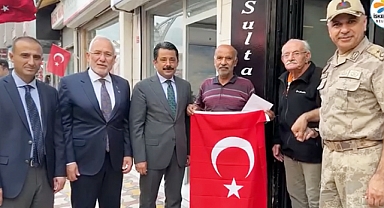 Esnafa Türk Bayrağı Hediye Edildi