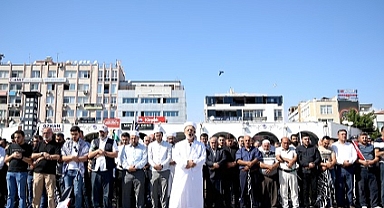 Filistin'de hayatını kaybedenler için gıyabi cenaze namazı kılındı