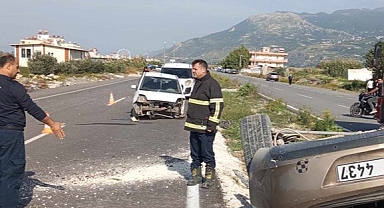 Hatay'da 2 otomobilin çarpıştığı kazada 2 kişi yaralandı
