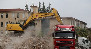 Hatay'da ağır hasarlı 4 bina kontrollü şekilde yıkıldı