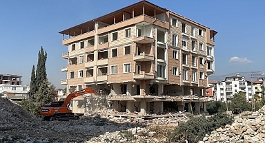Hatay'da ağır hasarlı binaların kontrollü yıkımı sürüyor