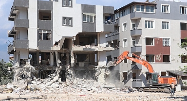 Hatay'da ağır hasarlı binaların kontrollü yıkımı sürüyor