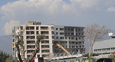 Hatay'da ağır hasarlı binaların kontrollü yıkımı sürüyor