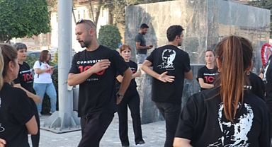 Hatay'da Cumhuriyet'in 100. yılı kutlamaları kapsamında 100 kişi zeybek oynadı