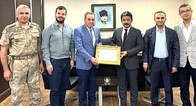 Kaymakam Demiryürek’ten Atakaş’a Plaket