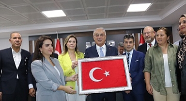 MHP'ye katılan 87 kişiye rozet takıldı