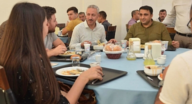 MKÜ Rektörü Eren, Personellerle Yemek Yedi