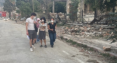 Öğrenciler Hatay'da Yıkılan Okullarda İncelemelerde Bulundu